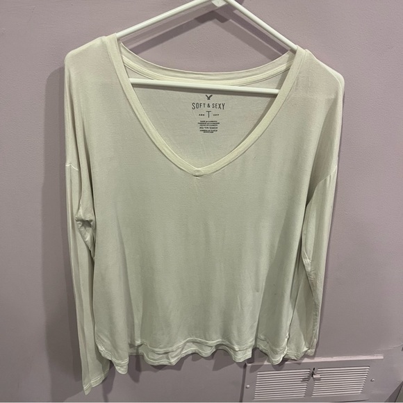 American Eagle White Soft & Sexy White Long Sleeve V Cut Shirt - Picture 6 of 8